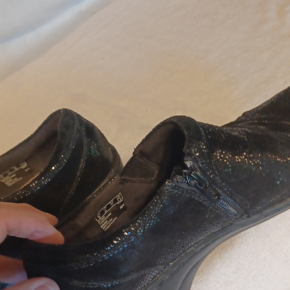 Clarks Slip On Shoes Black Size 9 - Picture 5 of 7